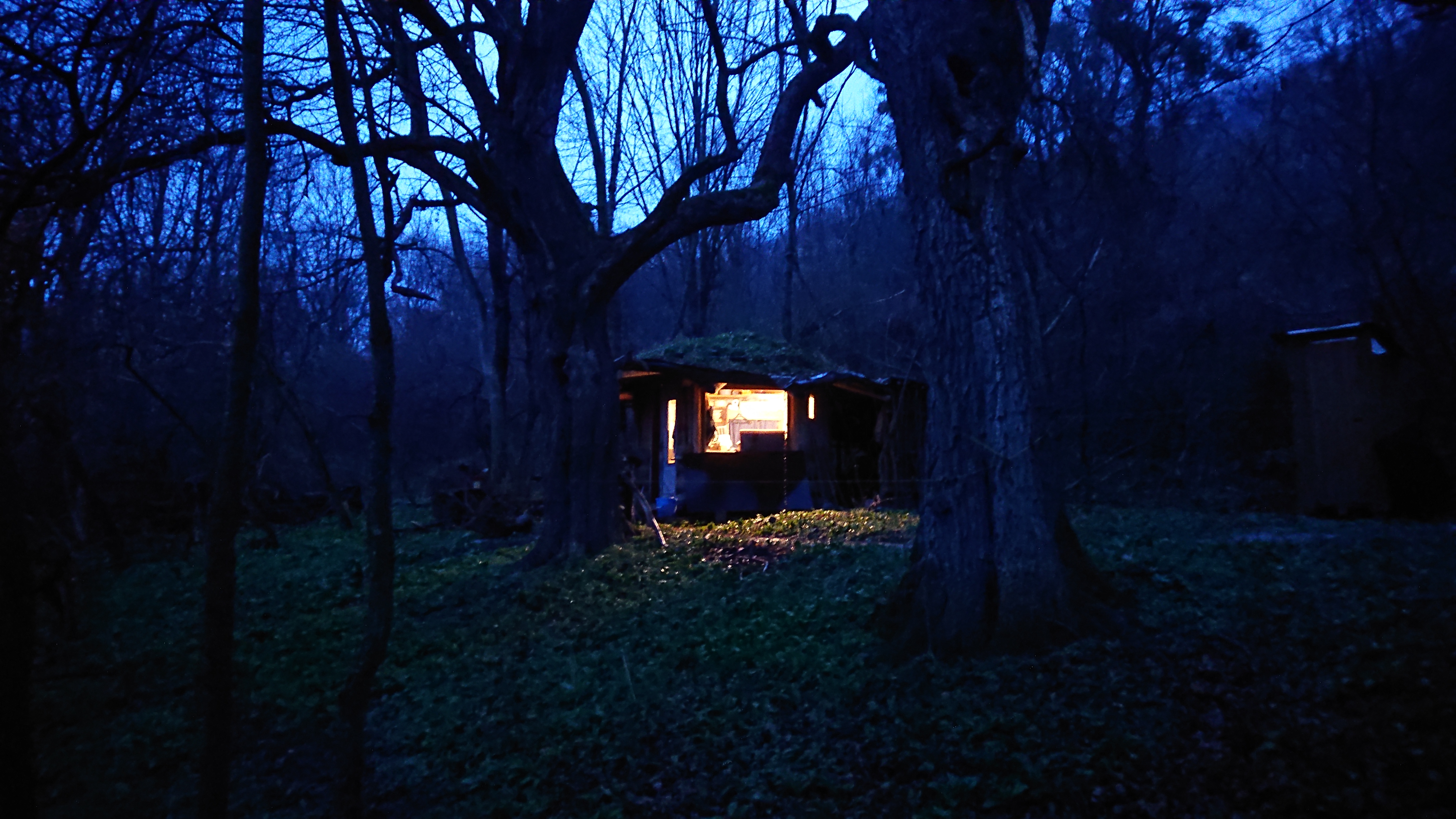 Kunyhó esti fényben